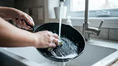 Jak vyprat mastnotu ve studené vodě: 5 osvědčených tipů