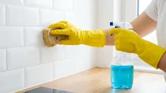 I zaschlý tuk na stěnách se rozpustí za 5 minut: jak ho rychle vyčistit